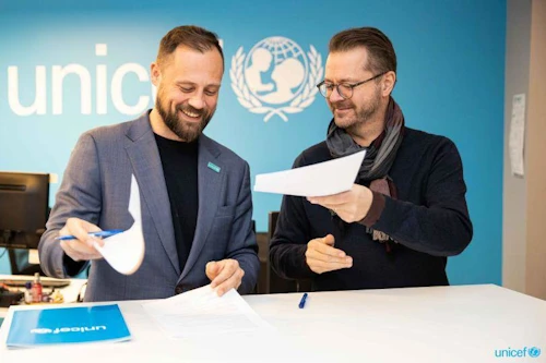 Bergsteinn Jónsson og Skarphéðinn Guðmundsson undirrita sammnginn fyrir hönd UNICEF og RÚV. Ljósmynd: Steindór