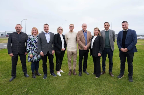 Frá hægri: Eyþór Björnsson, forstjóri Norðurorku, Albertína Fr. Elíasdóttir, framkvæmdastjóri SSNE, Guðlaugur Þór Þórðarson, umhverfis-, orku- og loftslagsráðherra, Lára Halldóra Eiríksdóttir, stjórnarformaður SSNE, Ottó Elíasson, framkvæmdastjóri hjá Eimi, Einar Eðvald Einarsson, stjórnarformaður SSNV , Katrín M. Guðjónsdóttir, framkvæmdastjóri SSNV, Hörður Arnarson, forstjóri Landsvirkjunar og Benedikt Þór Jakobsson, rekstrarstjóri Orkuveitu Húsavíkur