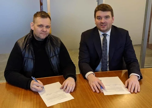 Guðmundur Ingi Þóroddsson, formaður Afstöðu, og Ásmundur Einar Daðason, félags-og barnamálaráðherra þegar skrifað var undir styrk að andvirði tveggja milljóna króna í janúar 2020. 