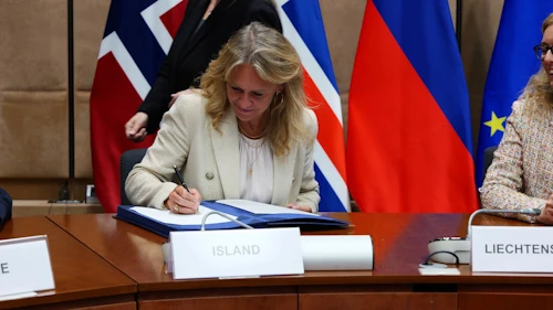 Þorgerður Katrín Gunnarsdóttir utanríkisráðherra undirritar sameiiginlegu yfirlýsinguna.