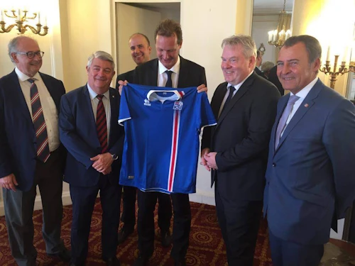 Lionel Tardy tekur við landsliðstreyju úr hendi Sigurðar Inga