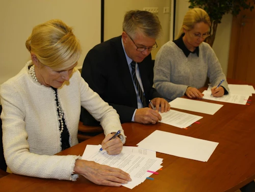 Ragnhildur Hjaltadóttir, Haraldur L. Haraldsson og Kristín Völundardóttir skrifuðu undir samninginn.