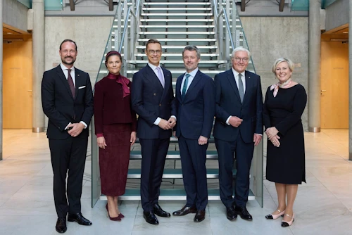 Hákon krónprins Noregs, Viktoría krónprinsessa Svíþjóðar, Alexander Stubb forseti Finnlands, Friðrik tíundi Danakonungur, Frank-Walter Steinmeier forseti Þýskalands, og Halla Tómasdóttir forseti Íslands.