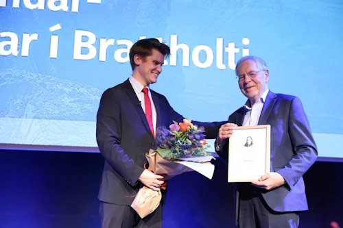 Jóhann Páll Jóhannsson, umhverfis-, orku og loftslagsráðherra afhendir Oddi Sigurðssyni Náttúruverndarviðurkenningu Sigríðar í Brattholti.
