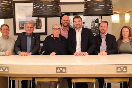 Með Ásmundi Einari Daðasyni félags- og barnamálaráðherra í för eru (frá vinstri) Hermann Jónasson, forstjóri Íbúðalánasjóðs, Karl Björnsson, framkvæmdastjóri Sambands íslenskra sveitarfélaga, Gunnhildur Gunnarsdóttir, skrifstofustjóri skrifstofu húsnæðis- og lífeyrismála hjá félagsmálaráðuneytinu, Arnar Þór Sævarsson, aðstoðarmaður félags- og barnamálaráðherra, Ragnar Þór Ingólfsson, formaður VR og Rún Knútsdóttir, deildarstjóri á húsnæðissviði Íbúðalánasjóðs.