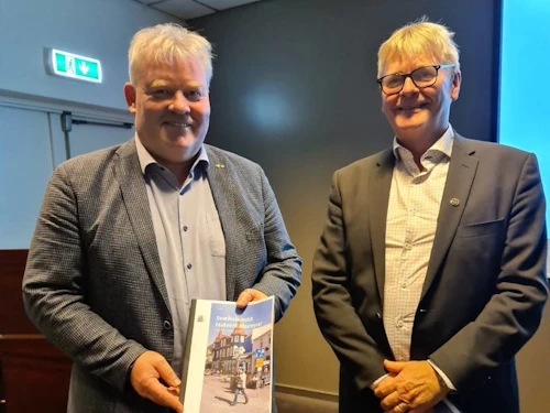Sigurður Ingi Jóhannsson, samgöngu- og sveitarstjórnarráðherra, og Birgir Guðmundsson, dósent og formaður starfshópsins.