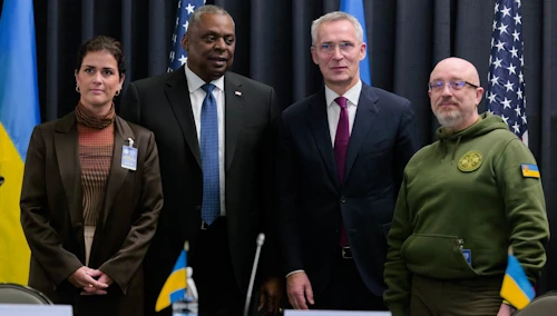 Þórdís Kolbrún, Lloyd Austin, varnarmálaráðherra Bandaríkjanna, Jens Stoltenberg, frkvstj. Atlantshafsbandalagsins, og Oleksii Reznikov, varnarmálaráðherra Úkraínu.