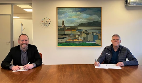 Guðmundur Ingi Guðbrandsson, félagamála- og vinnumarkaðsráðherra, og Bjarni Gíslason framkvæmdastjóri Hjálparstarfs kirkjunnar við undirritun samningsins. 
