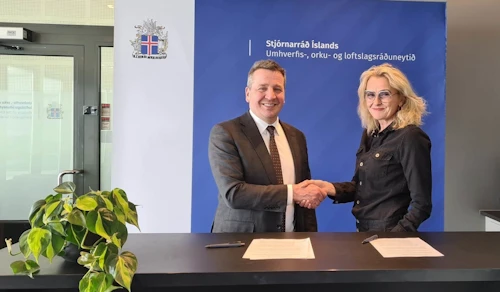 Guðlaugur Þór Þórðarson, umhverfis-, orku- og loftslagsráðherra, og Heiða Björg Hilmisdóttir, formaður Sambands íslenskra sveitarfélaga, undirrituðu samstarfssamning ráðuneytisins og SÍS.