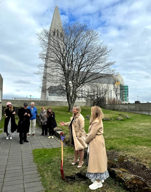 Menningar- og viðskiptaráðherra Lilja Dögg Alfreðsdóttir tekur fyrstu skóflustungu að þjónustubyggingu við Hnitbjörgu
