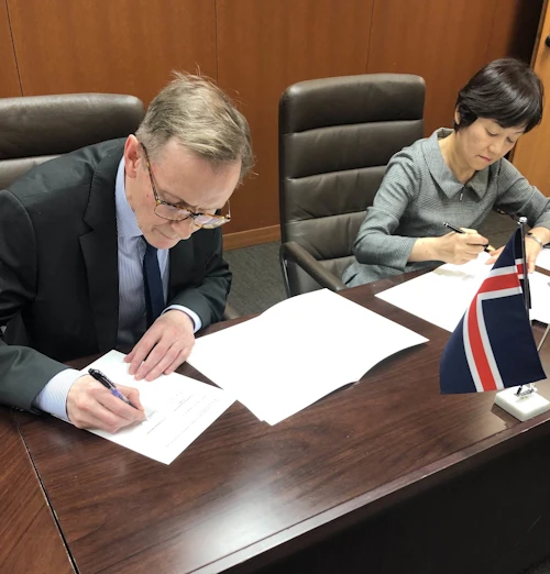 Benedikt Ásgeirsson sendiherra skrifar undir samkomulagið ásamt fulltrúa Japans