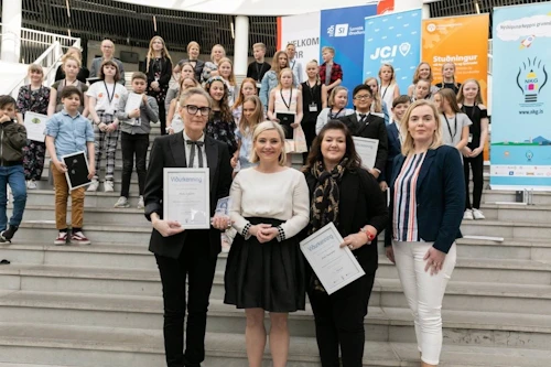 Handhafar hvatningarverðlauna kennara á Nýsköpunarkeppni grunnskólanna ásamt Lilju Alfreðsdóttur mennta- og menningarmálaráðherra og Guðrúnu Hafsteinsdóttur formaður Samtaka iðnaðarins. 