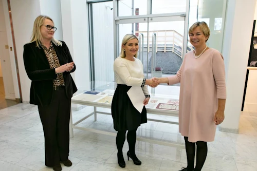 Harpa Þórsdóttir safnstjóri Listasafns Íslands, Lilja Alfreðsdóttir mennta- og menningarmálaráðherra og Eva Egesborg Hansen sendiherra Danmerkur á Íslandi.   