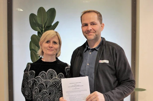 Irma Erlingsdóttir forstöðumaður Jafnréttisskólans og  Atli Viðar Thorstensen sviðsstjóri hjálpar- og mannúðarsviðs Rauða krossins. Ljósmynd: RK