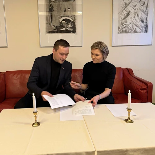 Kristrún Frostadóttir forsætisráðherra og Jens-Frederik Nielsen, formaður grænlensku landsstjórnarinnar, undirrita sameiginlegu yfirlýsinguna.