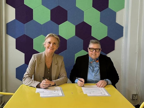 Þorgerður Katrín og Maria Sjödin undirrita samninginn í gær.