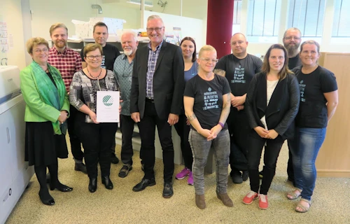 Héraðsprent hlýtur Svansvottun Ráðherra ásamt eigendum og starfsfólki Héraðsprents auk ráðgjafa og fulltrúa Umhverfisstofnunar.