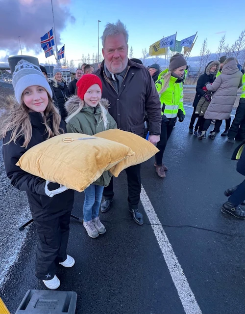 Ráðherra ásamt skæraberum; Þórhildi og Dagbjörtu