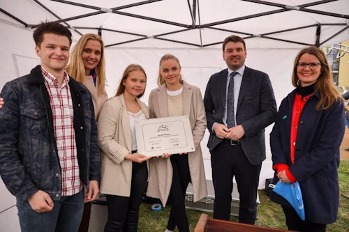 frá vinstri: Ara Orrason, ungmennaráði Akureyrarbæjar, Ásthildur Sturludóttir, bæjarstjóri á Akureyri, Rakel Alda Steinsdóttir og Hildur Lilja Jónsdóttur frá ungmennaráði Akureyrarbæjar, Ásmundur Einar Daðason, félags- og barnamálaráðherra, og Birna Þórarinsdóttir, framkvæmdastjóri UNICEF á Íslandi.  