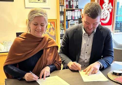 Elísabet Salvarsdóttir, framkvæmdastjóri Íslenskrar ættleiðingar, og Ásmundur Einar Daðason, mennta- og barnamálaráðherra undirrita samning