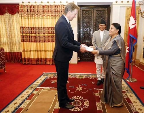 Sendiherra Íslands á Indlandi, Guðmundur Árni Stefánsson, afhendir forseta Nepal, frú Bidhya Devi Bhandari, trúnaðarbréf sitt.