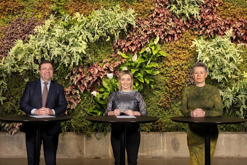 Pétur Þ. Óskarsson, framkvæmdastjóri Íslandsstofu, Lilja Dögg Alfreðsdóttir, ferðamálaráðherra og Bjarnheiður Hallsdóttir, formaður Samtaka ferðaþjónustunnar í Grósku við undirritun samningsins.
