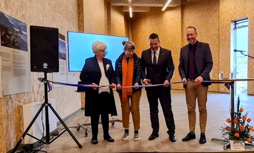 Guðlaugur Þór Þórðarson, umhverfis-, orku- og loftslagsráðherra, klippir á borða við opnun þjóðgarðsmiðstöðvarinnar ásamt þremur fyrrverandi umhverfisráðherrum, þeim Sigrúnu Magnúsdóttur, Sigríði Önnu Þórðardóttur og Guðmundi Inga Guðbrandssyni.