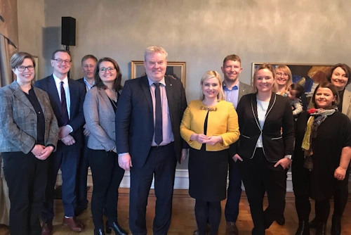 Sigurður Ingi Jóhannsson, samgöngu- og sveitarstjórnarráðherra, Lilja Dögg Alfreðsdóttir, mennta- og menningarmálaráðherra, ásamt fulltrúum landshlutasamtaka við undirritun samninga um sóknaráætlanir landshluta.