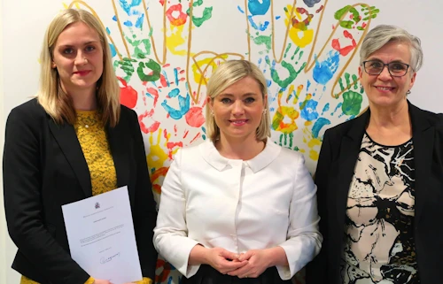 Kristín Lena Þorvaldsdóttir nýr forstöðumaður Samskiptamiðstöðvar, Lilja Alfreðsdóttir mennta- og menningarmálaráðherra og Valgerður Stefánsdóttir fráfarandi forstöðumaður stofnunarinnar.