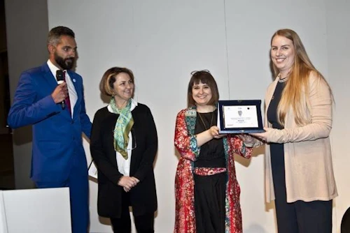 Guðbjörg Rist forstjóri Atmonia tekur við nýsköpunarverðlaunum Iðnaðarþróunarstofnunar Sameinuðuþjóðanna (UNIDO) árið 2019, fyrir landbúnaðartækni sem nýtist fátækari ríkjum heimsins. Með á myndinni eru  Claudia Laricchia hjá Future Food Institute, Andrea Carapellese og Diana Battaggia bæði hjá UNIDO. 