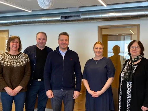 Jóna Björk Jónsdóttir, sveitarstjórn Skaftárhrepps, Bjarki Guðnason oddviti, Guðlaugur Þór Þórðarson, umhverfis-, orku- og loftslagsráðherra, Sandra Brá Jóhannsdóttir sveitarstjóri og Ólafía Jakobsdóttir, forstöðumaður Kirkjubæjarstofu.