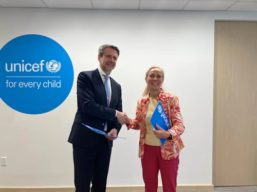 Martin Eyjólfsson, ráðuneytisstjóri utanríkisráðuneytisins, og Kitty van der Heijden, varaframkvæmdastjóri UNICEF, skrifuðu undir samning um stuðning Íslands við Jafnréttissjóð UNICEF í síðustu viku. 