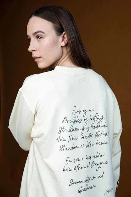 Ljóð eftir GDNR er á baki FO-bolsins.