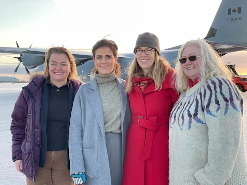 Heiðrún Hauksdóttir, talskona Sendum hlýju, Þórdís Kolbrún Reykfjörð Gylfadóttir utanríkisráðherra, Jeannette Menzies, sendiherra Kanada á Íslandi, og Birgit Birgit Raschhofer, upphafskona hannyrðahittings 