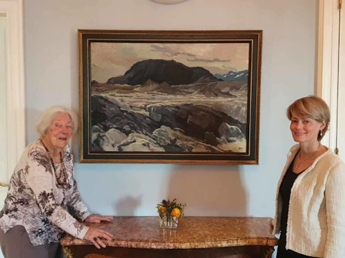 Françoise Voillery et Unnur Orradóttir-Ramette et le tableau du peintre islandais Eggert Guðmundsson