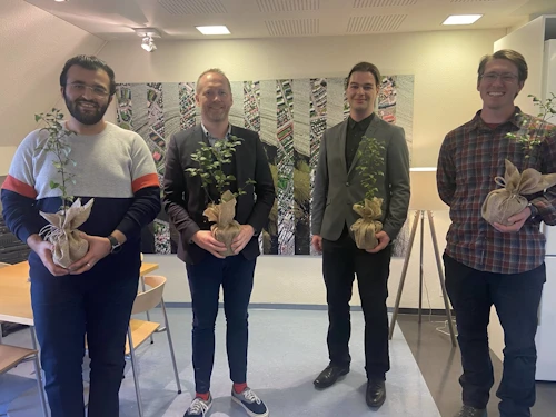 Guðmundur Ingi Guðbrandsson, umhverfis- og auðlindaráðherra, ásamt Amir Hamedpour, Ian Klupar og Tobias Linke. Á myndina vantar Rakel Jakobínu Jónsdóttur.