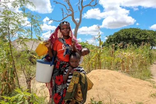 Ung kona á hrakningum í Cabo-Delgado í Mósambík. Ljósmynd:© UNHCR/Martim Gray Pereira