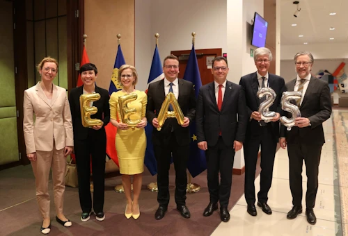 EES EFTA-ráðherrarnir þrír, þau Ine Marie Eriksen Søreide, utanríkisráðherra Noregs, Aurelia Frick, utanríkisráðherra Liechtenstein, Guðlaugur Þór Þórðarson utanríkisráðherra halda á bókstöfunum EEA.