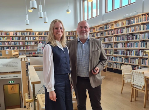 Sabina Westerholm og Logi Einarsson á bókasafni Norræna hússins sem býður eingöngu upp á bókmenntir á Norðurlandamálum eftir norræna höfunda.