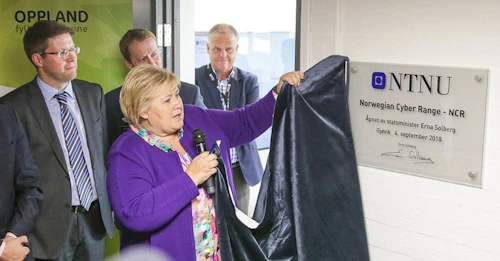 Erna Solberg, forsætisráðherra Noregs, opnar netæfingasvæðið formlega og að baki hennar er Nils Kalstad, deildarstjóri upplýsingaöryggis- og fjarskiptadeildar NTNU.