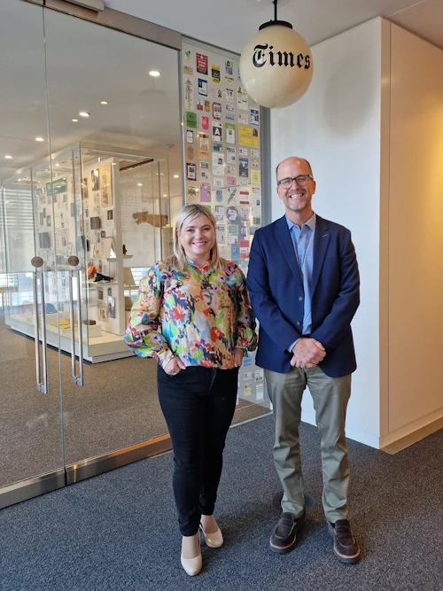Lilja Dögg Alfreðsdóttir menningar- og viðskiptaráðherra ásamt Jim Yardley.