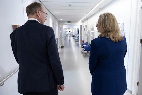 Heimsókn ráðherra á Landspítala. Alma D. Möller og Runólfur Pálsson.