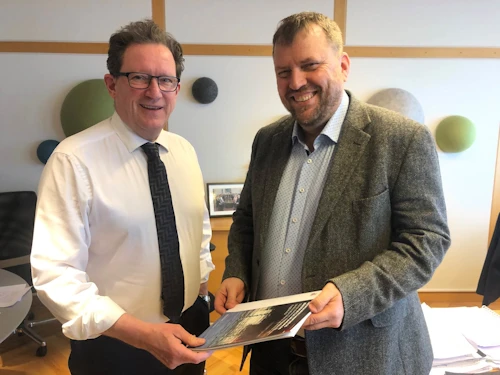 Þóroddur Bjarnason formaður nefndarinnar afhendir Kristjáni Þór Júlíussyni, sjávarútvegsráðherra, skýrsluna 