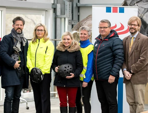 Lilja Alfreðsdóttir mennta- og menningarmálaráðherra ásamt Líneyju Rut Halldórsdóttur framkvæmdastjóra ÍSÍ,  Lárusi Blöndal, forseta ÍSÍ, Ölmu Dagbjörtu Möller landlækni, Degi B. Eggertssyni borgarstjóra og þáttastjórnandanum Frímanni Gunnarssyni.