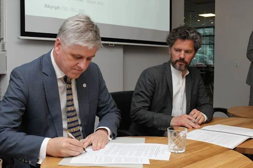 Benedikt Jóhannesson og Dagur B. Eggertsson undirrituðu viljayfirlýsinguna.
