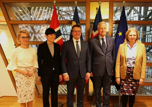 Aurelia Frick, utanríkisráðherra Liechtenstein, Ine Marie Eriksen Søreide, utanríkisráðherra Noregs, Guðlaugur Þór Þórðarson, Michel Barnier, aðalsamningamaður ESB vegna Brexit, og Karin Kneissl, utanríkisráðherra Austurríkis, en Austurríki fer með formennsku í ráðherraráði ESB um þessar mundir. 