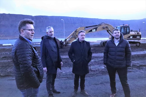Gísli Jón Kristjánsson, Bragi Þór Thoroddsen, sveitarstjóri Súðavíkurhrepps og Sigurður Garðarsson, framkvæmdastjóri Hrafnshóla ehf. kynntu fyrirhugaða uppbyggingu fyrir Ásmundi Einari Daðasyni, félags- og barnamálaráðherra.