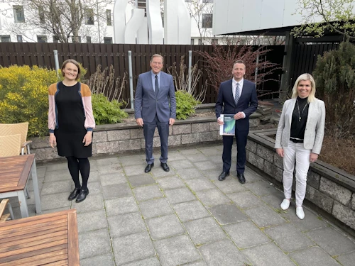 Guðlaugur Þór Þórðarson utanríkis- og þróunarsamvinnuráðherra ásamt Árna Sigfússyni formanni starfshópsins, Sigþrúði Ármann, fulltrúa í starfshópnum (t.h.), og Nínu Björk Jónsdóttur, starfsmanni hópsins (t.v.)