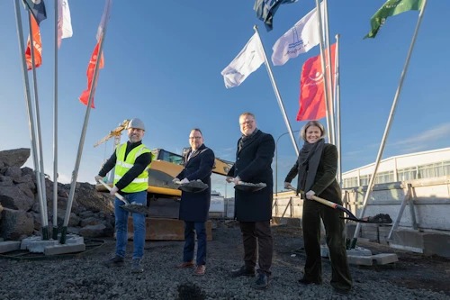 Skóflustungan tekin í Hafnarfirði nú síðdegis. Frá vinstri: Pálmar Harðarson, framkvæmdastjóri Þingvangs, Ragnar Þór Ingólfsson, félags- og húsnæðismálaráðherra, Valdimar Víðisson, bæjarstjóri Hafnarfjarðar, og Kristín Hrönn Guðmundsdóttir, framkvæmdastjóri hjá Íslandsbanka.