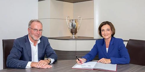 Petra Horn, stjórnarmeðlimur hjá SOS Childrens Villages International og Karl-Heinz Rummenigge stjórnarformaðður FC Byern skrifuðu undir samstarfssamninginn.